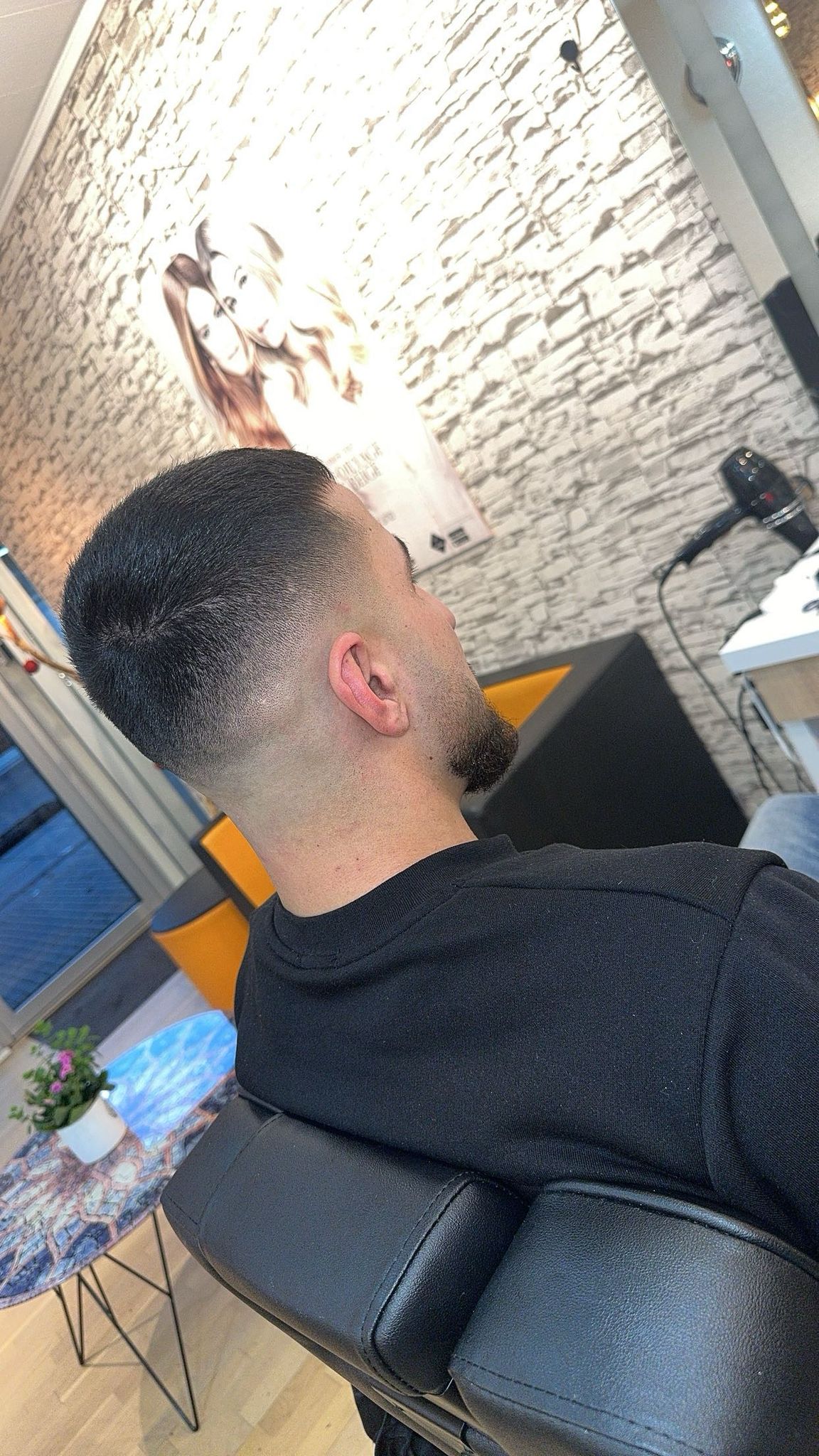 Moderne herreklip hos Legends Barber